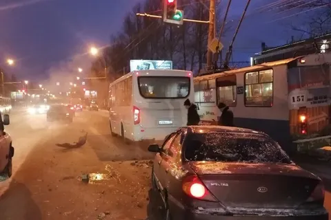 В Ярославле иномарка протаранила рейсовый автобус