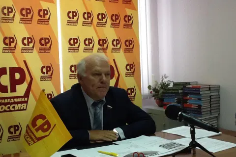 Анатолий Грешневиков за дорогу молодым, но сам собирается в Госдуму восьмой раз подряд