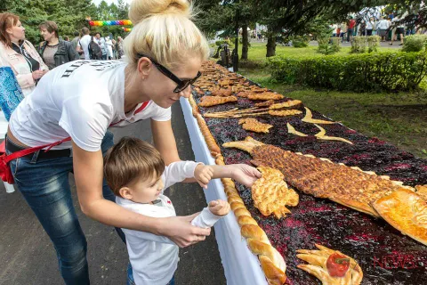 В Рыбинске Ярославской области испекли гигантский пирог. Фоторепортаж