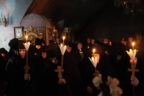 Опубликованы фото и видео с монашеского пострига в Толгском монастыре