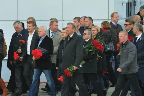 Сегодня в Ярославле в день гибели хоккеистов «Локомотива» открыт монумент «Хоккейное братство». Фоторепортаж