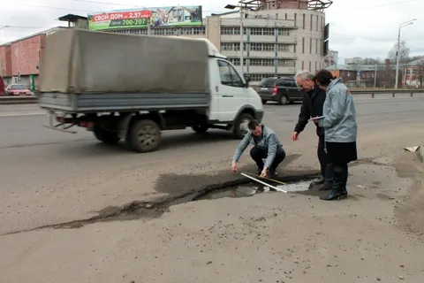 Активисты народного фронта составляли карту «убитых дорог» Ярославля
