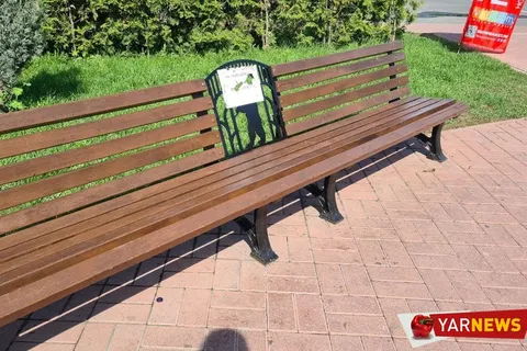 Скамейки в центре Ярославля «украсили» объявлениями «осторожно, окрашено»
