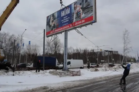 После новогодних каникул в Ярославле демонтировали десять рекламных конструкций
