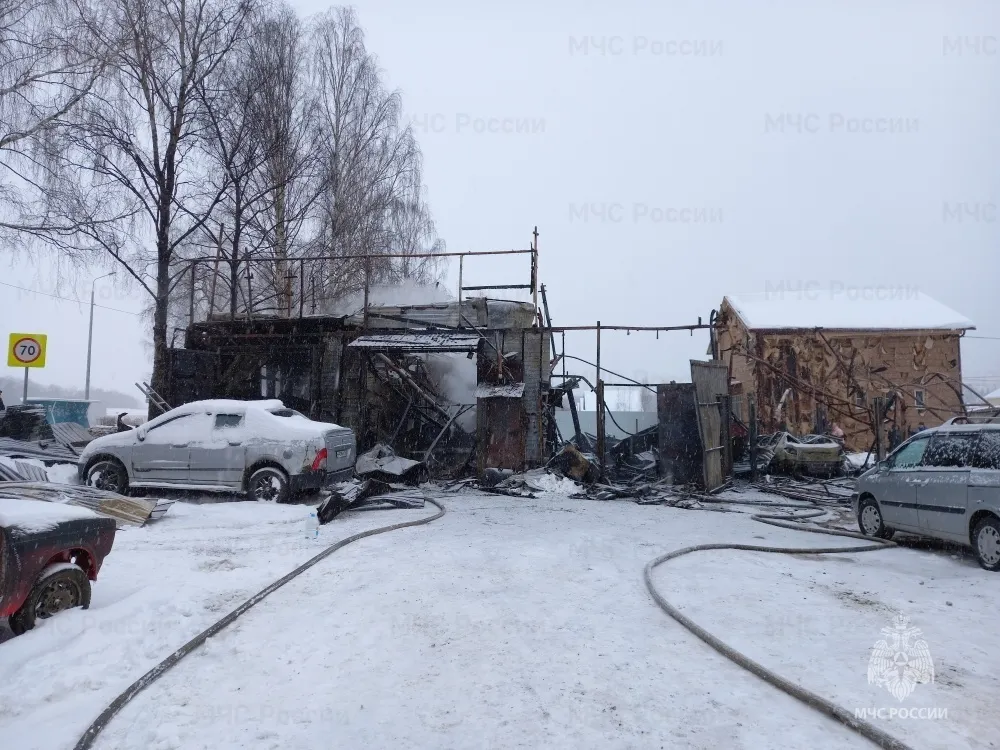 Вместе с автосервисом в Ярославле сгорело два автомобиля