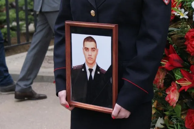 Почему погибший полицейский пошел на задание без боевого оружия?