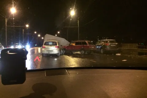 На рыбинском мосту попали в ДТП сразу семь авто: фотографии