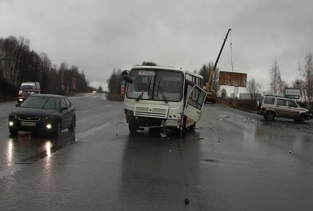 В Ярославле столкнулись пассажирский автобус и две машины