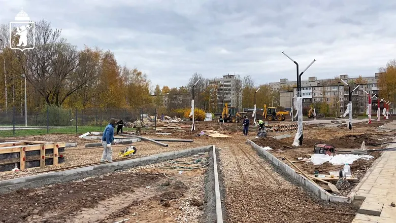 На аллее Ткаченко в Ярославле начали сеять газон