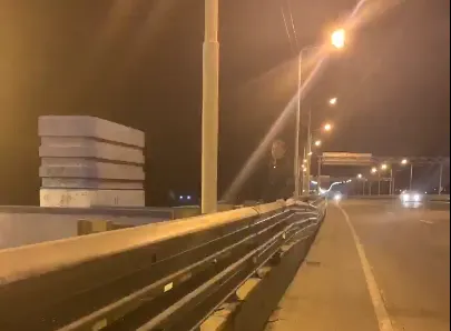Житель Ярославля перелез через перила Юбилейного моста