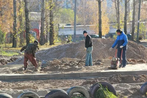 В Заволжском районе Ярославля устанавливают новый игровой комплекс для детей