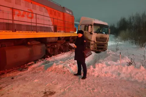 В Ярославле тепловоз столкнулся с грузовиком