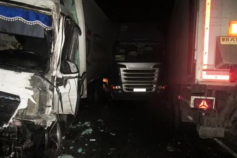 В Ярославской области не смогли разъехаться три фуры и грузовик
