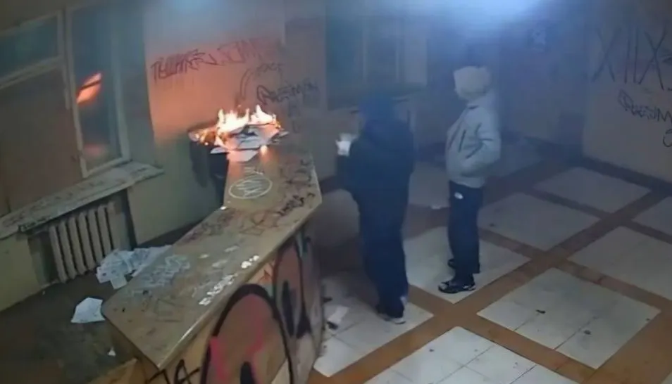 В Ярославле ищут подростков-поджигателей подъезда