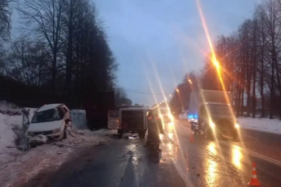 В Ярославской области в столкновении грузовика и легковушки погиб водитель