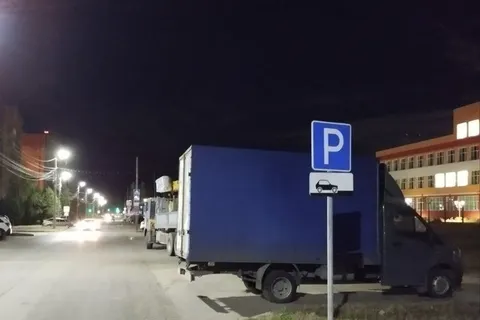 Ярославцы жалуются на паркующийся у новой школы грузовик