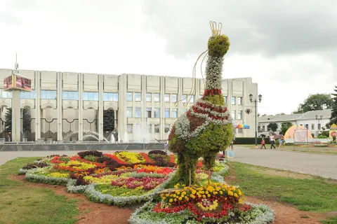 В Ярославле прошла презентация цветочных композиций «Ярославль многоликий», расположенных возле часовни Александра Невского. Фоторепортаж