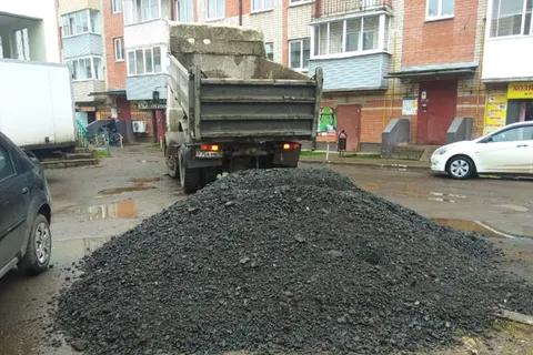 В Ярославской области жители поселка самостоятельно отремонтировали дорогу