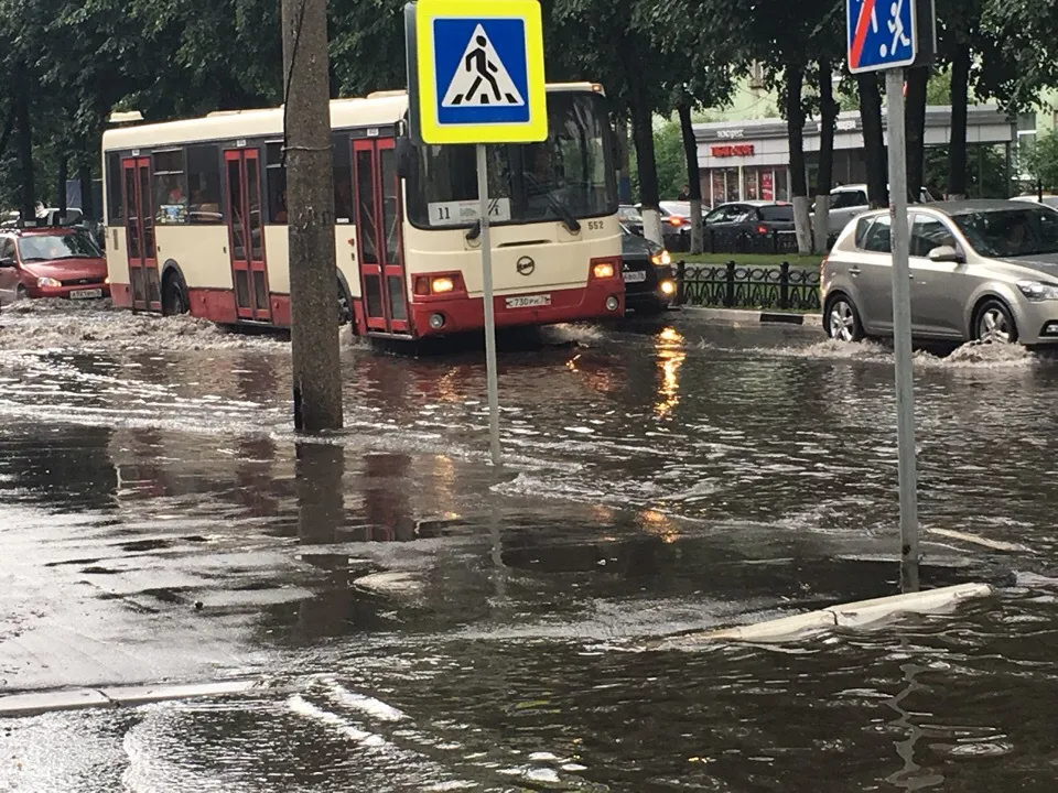 Вода,  вода, кругом – вода: сильный ливень буквально затопил Ярославль