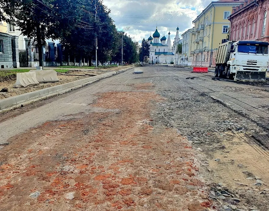 В центре Ярославля из-под слоя асфальта появилась булыжная мостовая