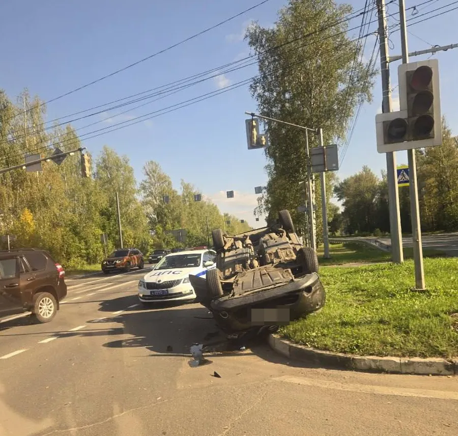 В аварии с перевертышем в Ярославле пострадал человек