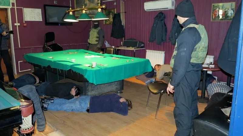 Бизнесмены Ярославля играли в покер в подпольном клубе Костромы