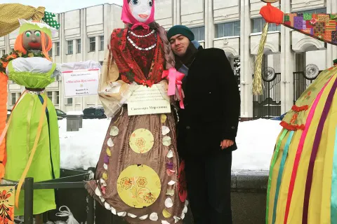 В центре Ярославля открыли выставку масленичных кукол
