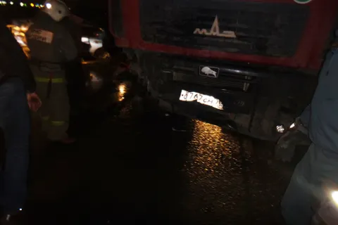 Под Ярославлем столкнулись МАЗ и ВАЗ