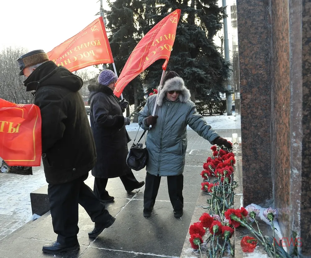 В Ярославле коммунисты возложили цветы к памятнику Ленину. Фоторепортаж
