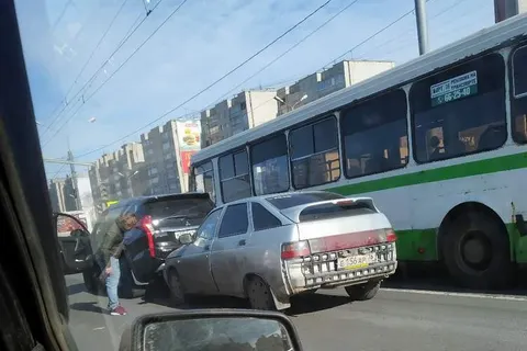 В Ярославле на Московском проспекте легковушка въехала во внедорожник