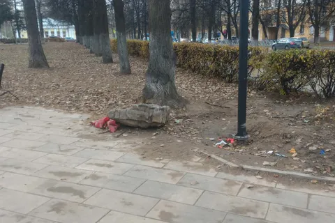 В Ярославле продолжают ремонт сквера, где работы «завершены»