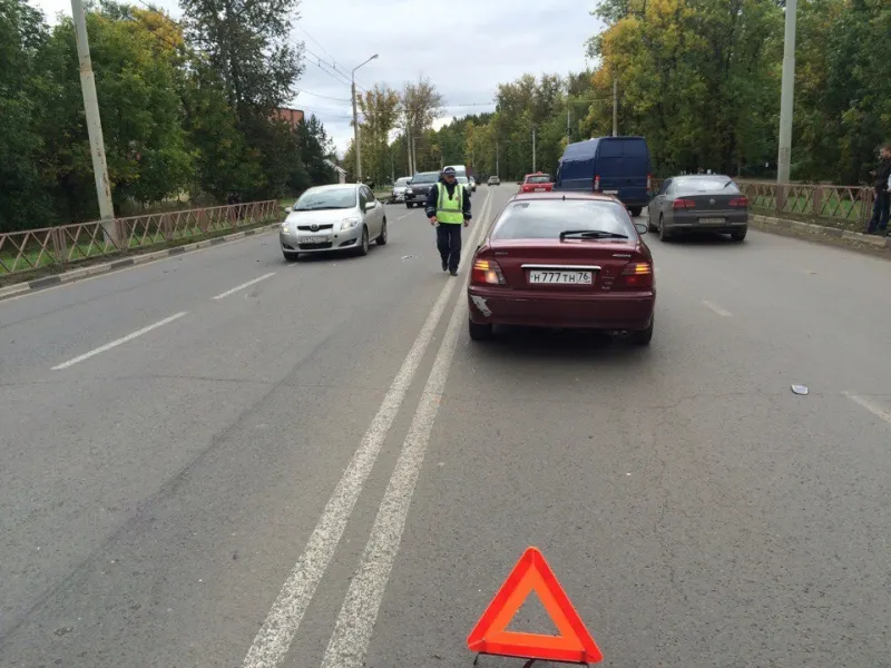 В тройном ДТП в Ярославле пострадал мотоциклист