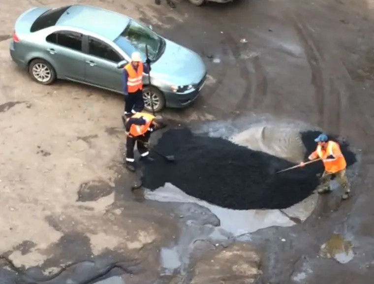 Ремонт дорог по-ярославски: видишь лужу – закатай ее асфальтом