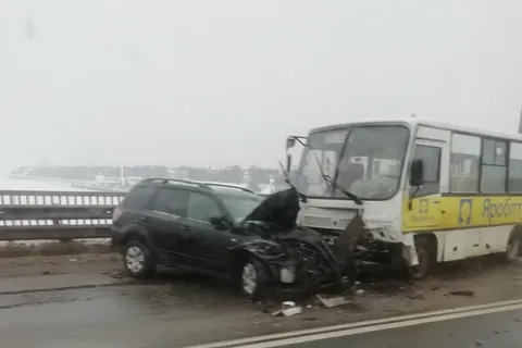 На Октябрьском мосту снова ДТП и пробка