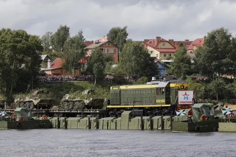 Строительство понтонного моста в Ярославле проходило при огромном стечении народа