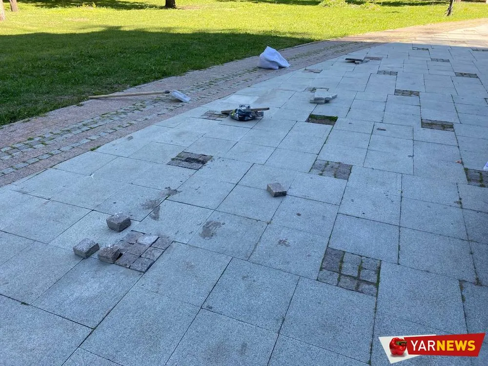 Дождались: в Ярославле меняют плитку у Успенского собора