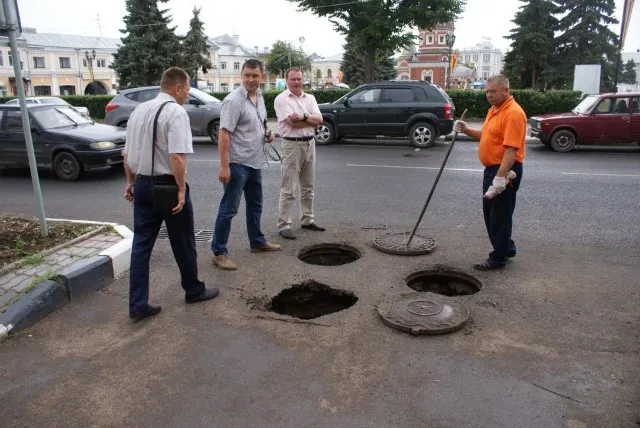 У здания мэрии Ярославля на улице Нахимсона провалился асфальт