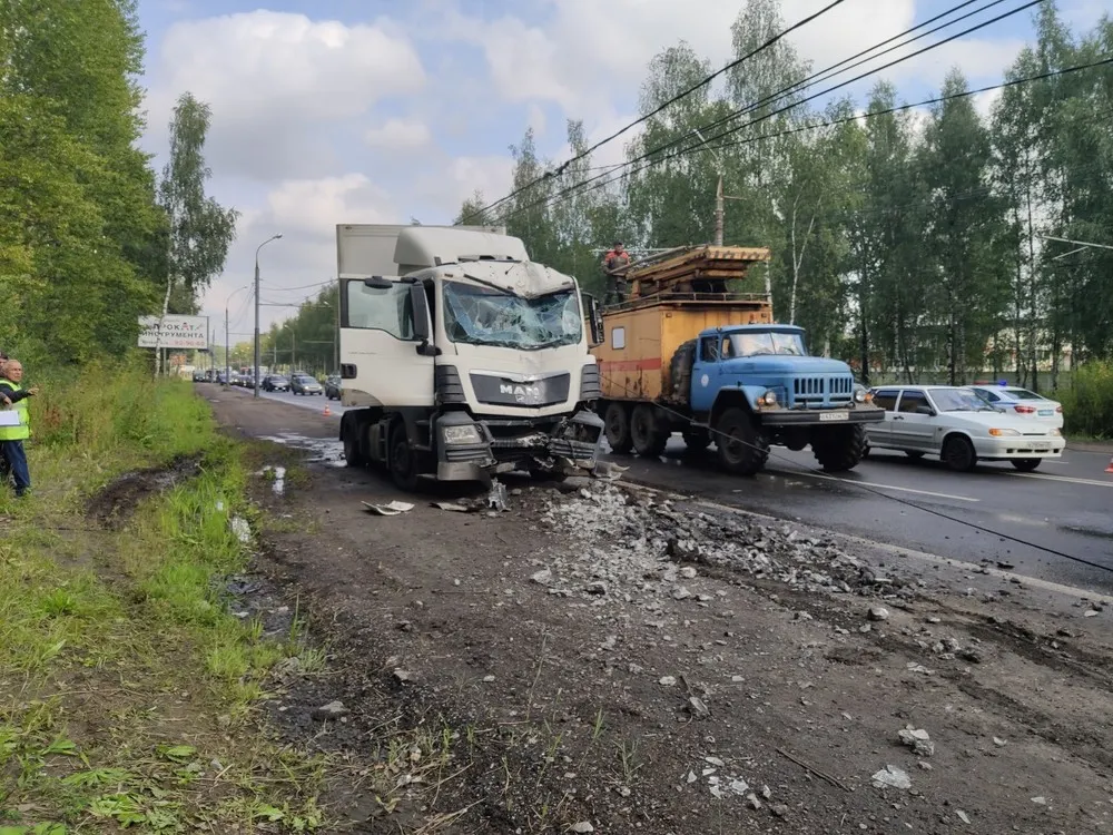В Ярославле фура снесла столб: маршруты троллейбусов изменены