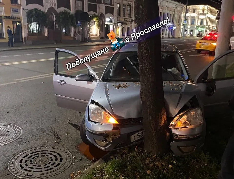 В центре Ярославля легковушка врезалась в дерево