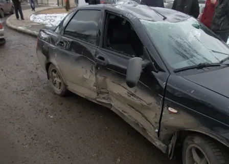 В Ярославле Лада «Приора» после столкновения с «десяткой» перевернулась