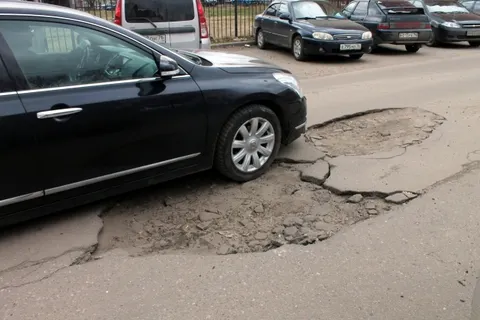 Активисты народного фронта составляли карту «убитых дорог» Ярославля
