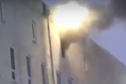 В Ярославле горят гаражи рядом с баней №1