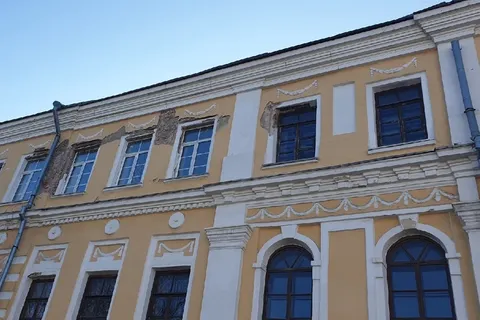 В центре Ярославля на головы людей падают кирпичи
