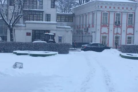 Ярославль стоит в пробках, у мэрии показательно убирают снег