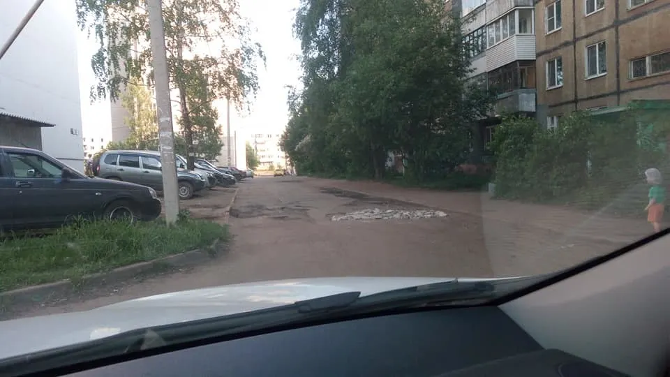 Ярославцы приняли вызов чиновника мэрии и сами ремонтируют дороги
