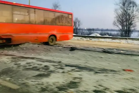 В Ярославле маршрутку вынесло на разделительные тросы