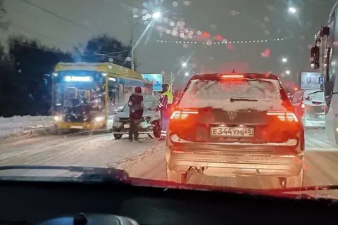 В Ярославле Октябрьский мост встал из-за аварий