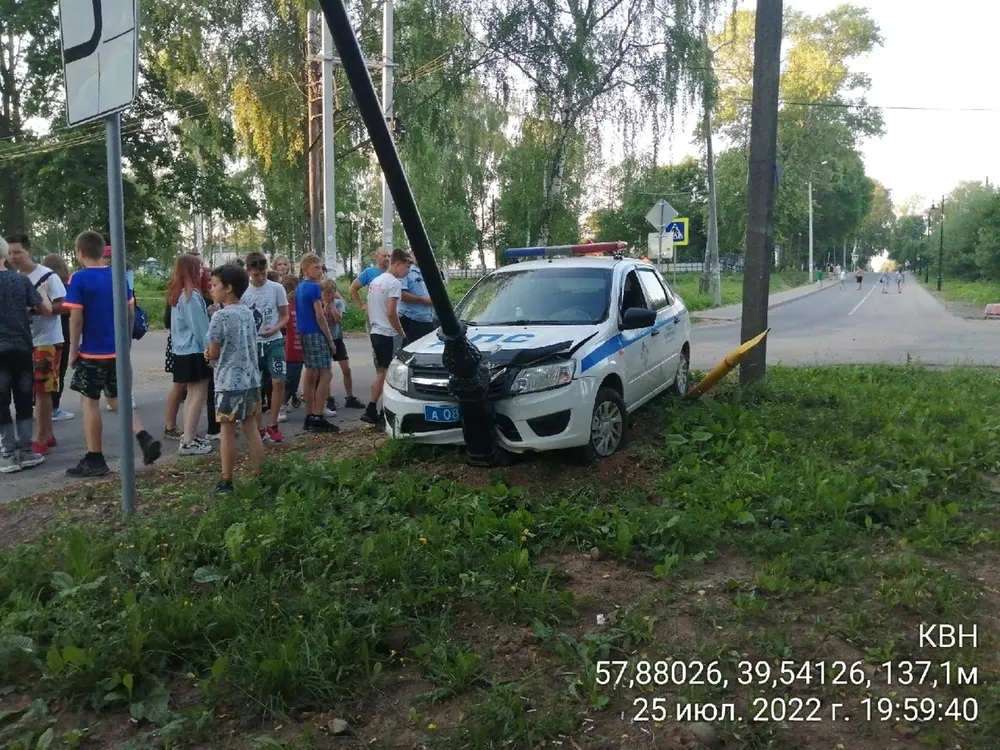 В Тутаеве полицейский автомобиль врезался в столб