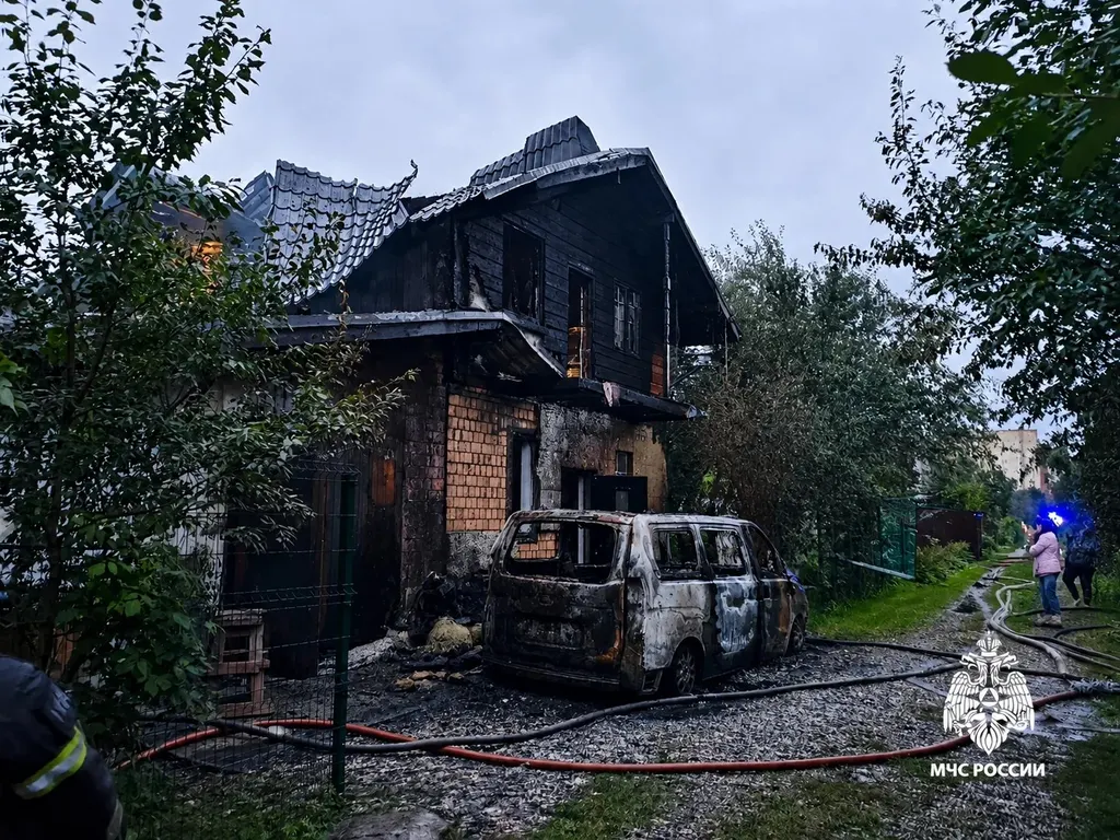 В СНТ под Ярославлем сгорели дом и машина