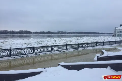В Ярославле затопило Волжскую Набережную: видео